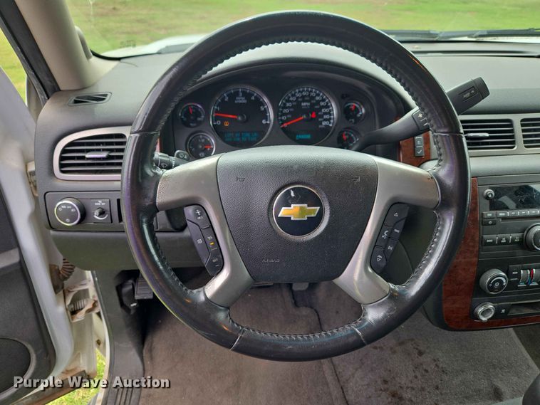 image for item EW0417 2011 Chevrolet Suburban SUV