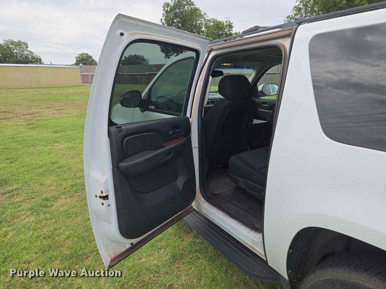 image for item EW0417 2011 Chevrolet Suburban SUV