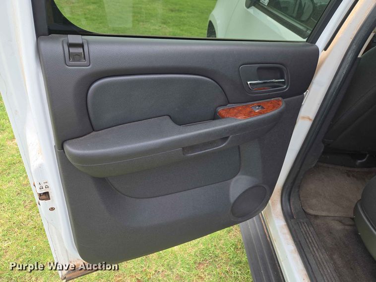 image for item EW0417 2011 Chevrolet Suburban SUV
