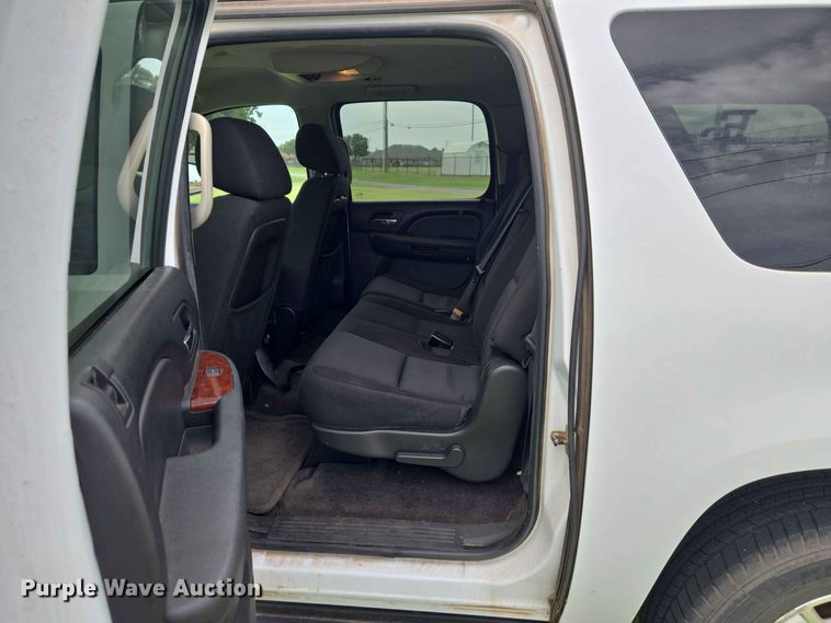 image for item EW0417 2011 Chevrolet Suburban SUV