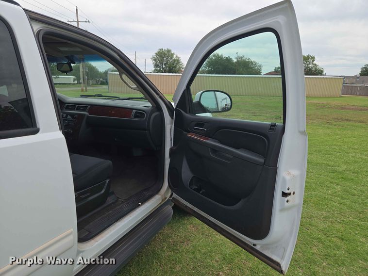 image for item EW0417 2011 Chevrolet Suburban SUV