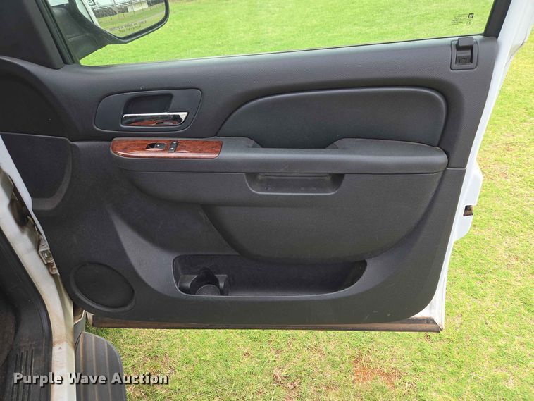 image for item EW0417 2011 Chevrolet Suburban SUV