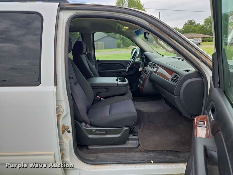 image for item EW0417 2011 Chevrolet Suburban SUV