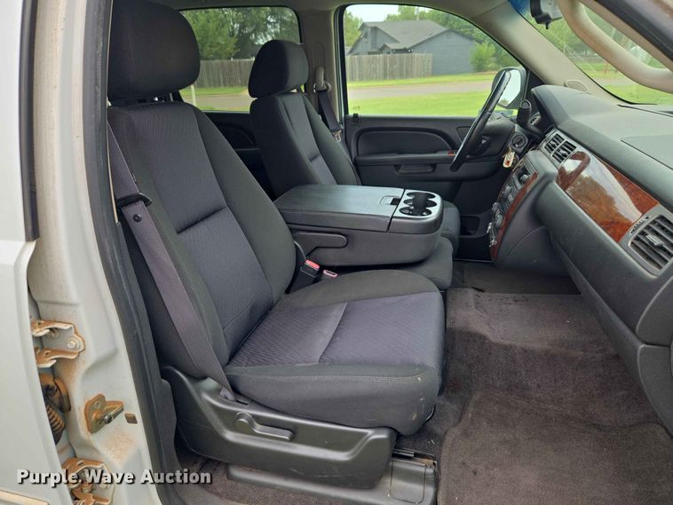 image for item EW0417 2011 Chevrolet Suburban SUV