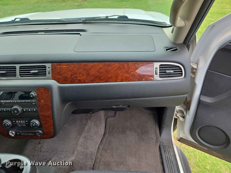 image for item EW0417 2011 Chevrolet Suburban SUV