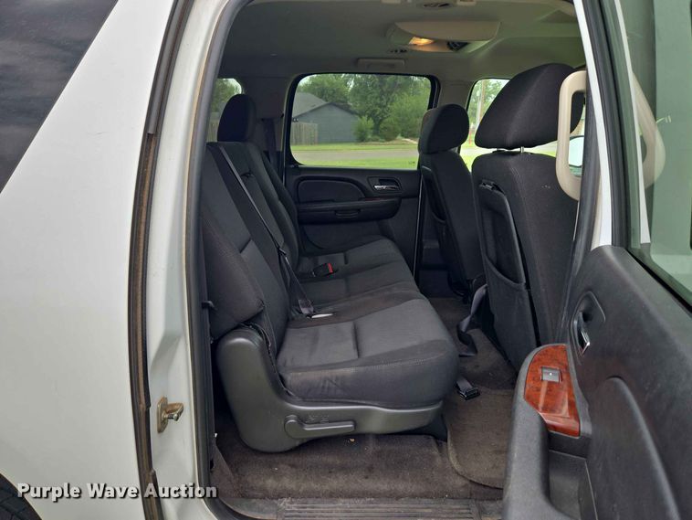 image for item EW0417 2011 Chevrolet Suburban SUV