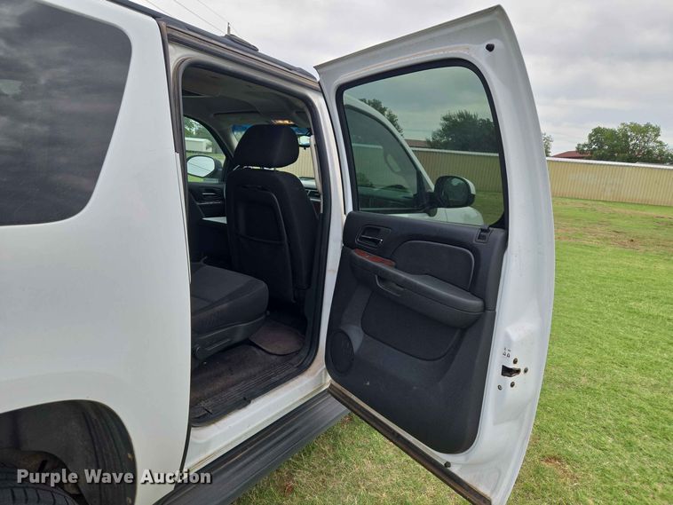 image for item EW0417 2011 Chevrolet Suburban SUV