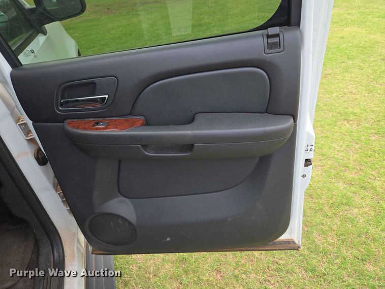 image for item EW0417 2011 Chevrolet Suburban SUV