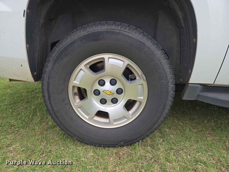 image for item EW0417 2011 Chevrolet Suburban SUV