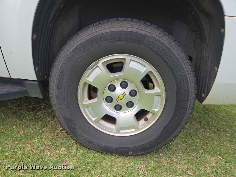 image for item EW0417 2011 Chevrolet Suburban SUV