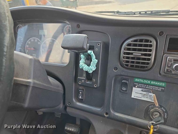 image for item EW0454 2009 Freightliner B2 school bus