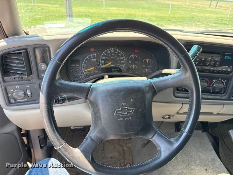image for item EW4006 2001 Chevrolet Suburban SUV