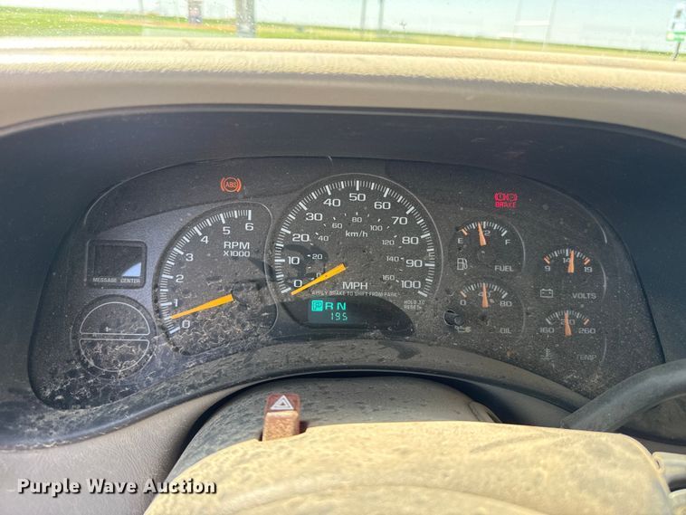image for item EW4006 2001 Chevrolet Suburban SUV