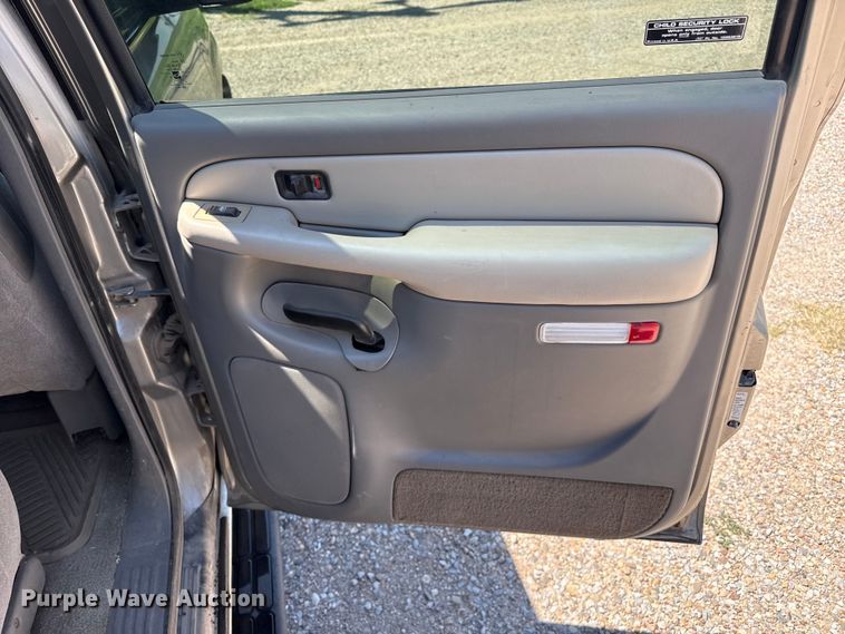 image for item EW4006 2001 Chevrolet Suburban SUV