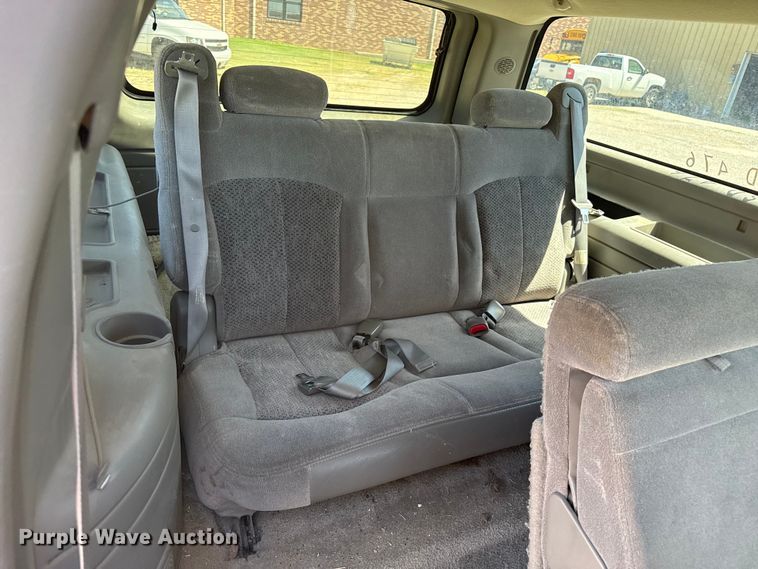 image for item EW4006 2001 Chevrolet Suburban SUV