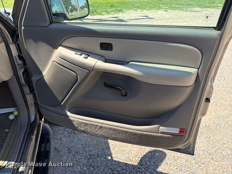 image for item EW4006 2001 Chevrolet Suburban SUV
