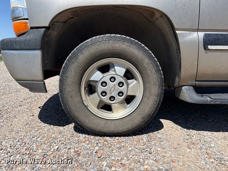 image for item EW4006 2001 Chevrolet Suburban SUV