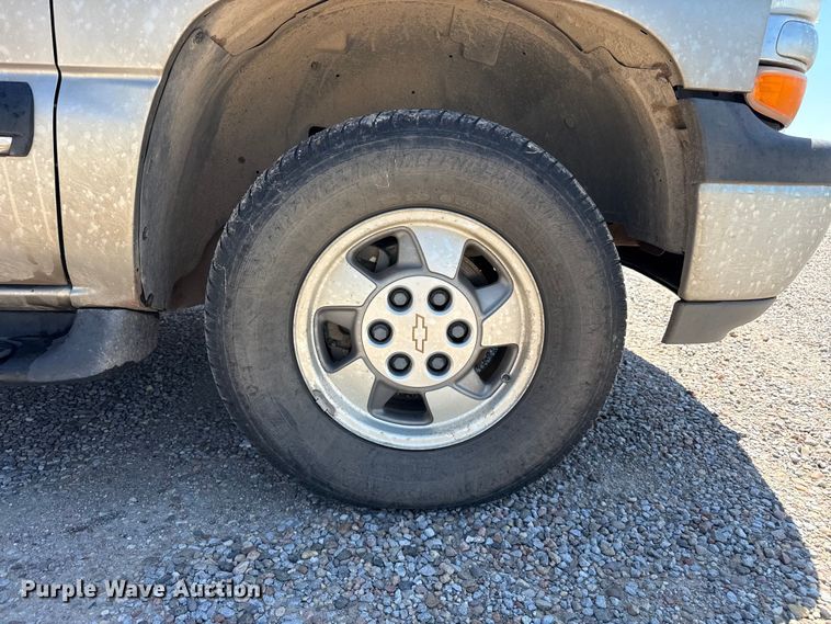 image for item EW4006 2001 Chevrolet Suburban SUV