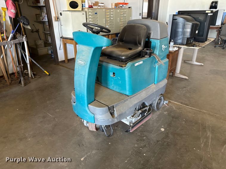 Tennant T7 Floor scrubber