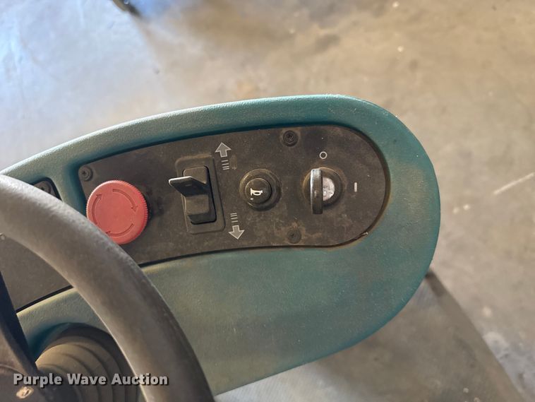 image for item EW4008 Tennant T7 Floor scrubber