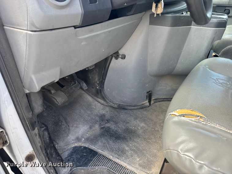 image for item EW4949 2011 Ford E350 Super Duty XL van