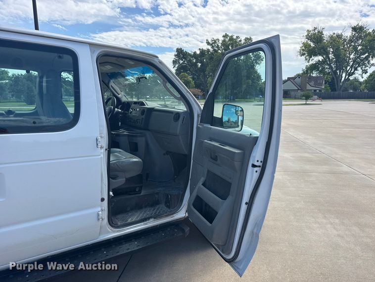image for item EW4949 2011 Ford E350 Super Duty XL van