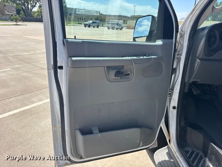 image for item EW4950 2006 Ford E350 Super Duty XL van