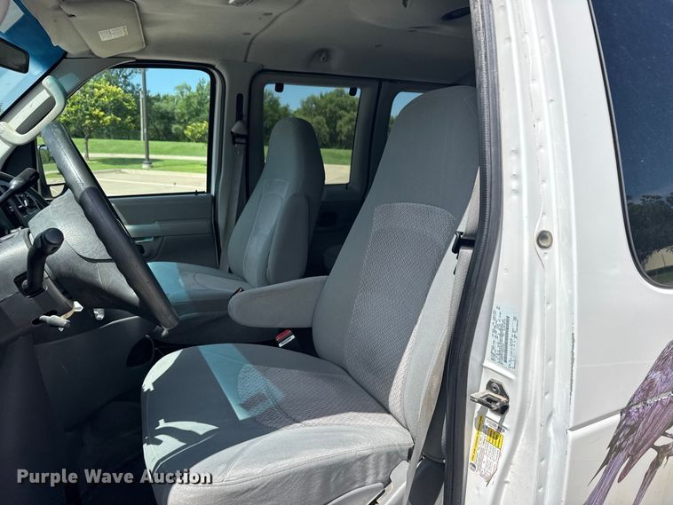 image for item EW4950 2006 Ford E350 Super Duty XL van