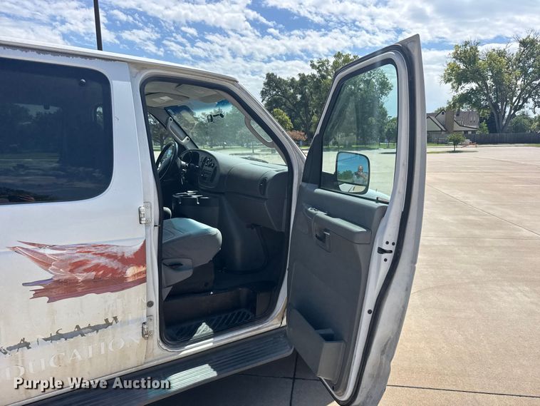 image for item EW4950 2006 Ford E350 Super Duty XL van