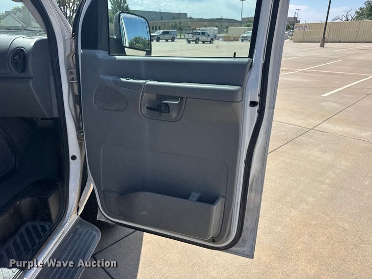 image for item EW4950 2006 Ford E350 Super Duty XL van