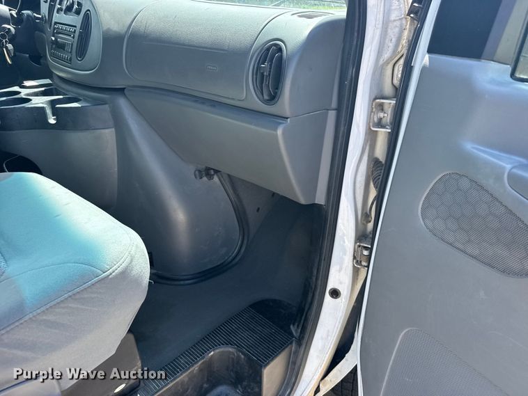image for item EW4950 2006 Ford E350 Super Duty XL van