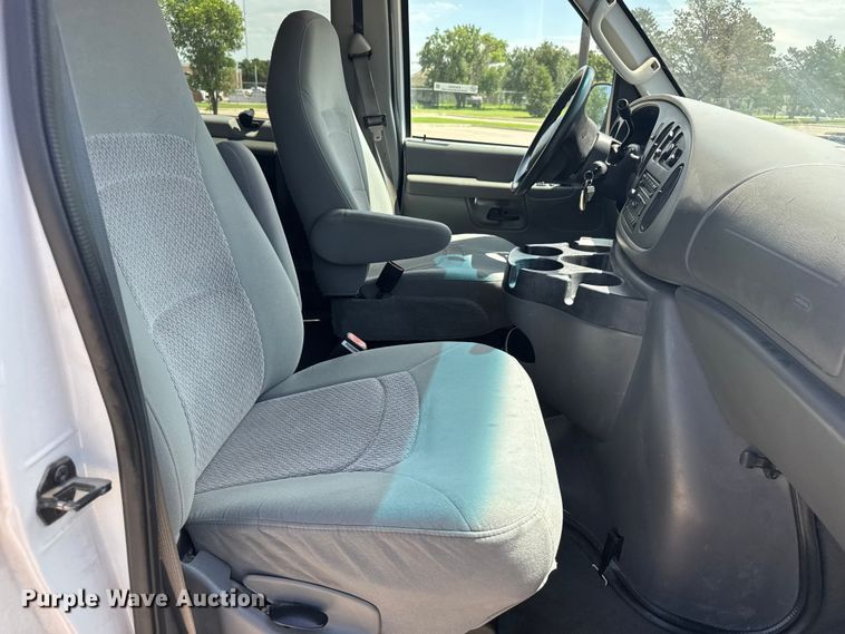 image for item EW4950 2006 Ford E350 Super Duty XL van