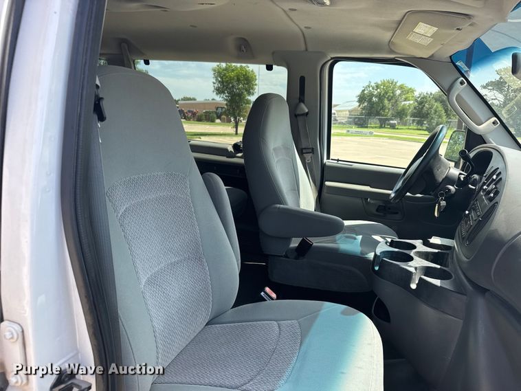 image for item EW4950 2006 Ford E350 Super Duty XL van
