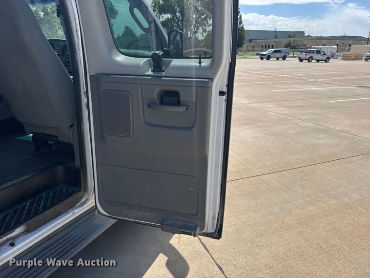 image for item EW4950 2006 Ford E350 Super Duty XL van