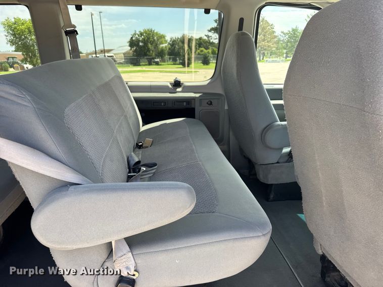 image for item EW4950 2006 Ford E350 Super Duty XL van