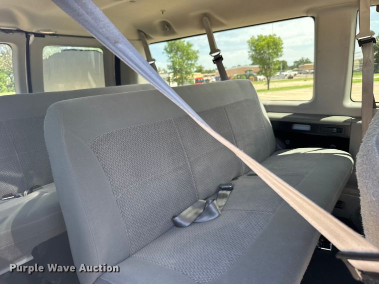 image for item EW4950 2006 Ford E350 Super Duty XL van