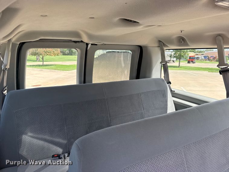 image for item EW4950 2006 Ford E350 Super Duty XL van