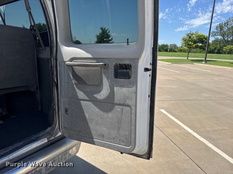 image for item EW4950 2006 Ford E350 Super Duty XL van
