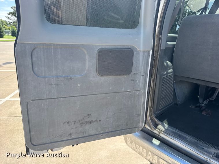 image for item EW4950 2006 Ford E350 Super Duty XL van
