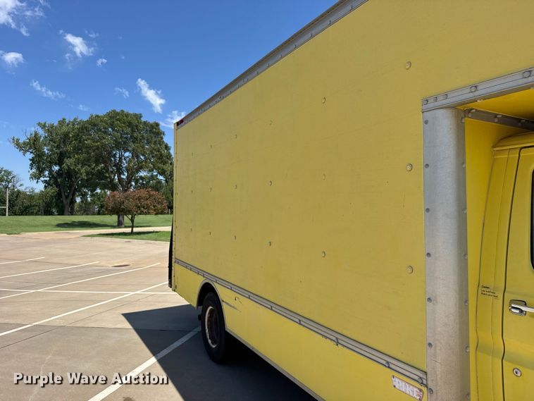 image for item EW4951 1990 Ford E350 box truck