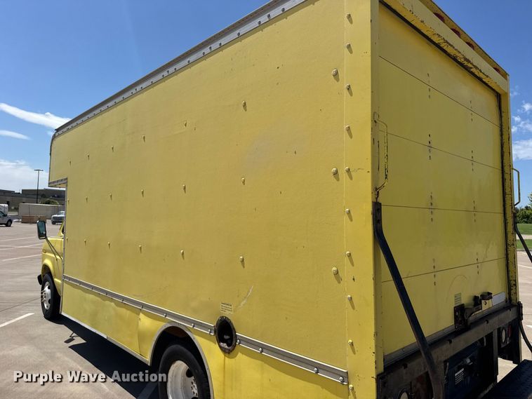 image for item EW4951 1990 Ford E350 box truck