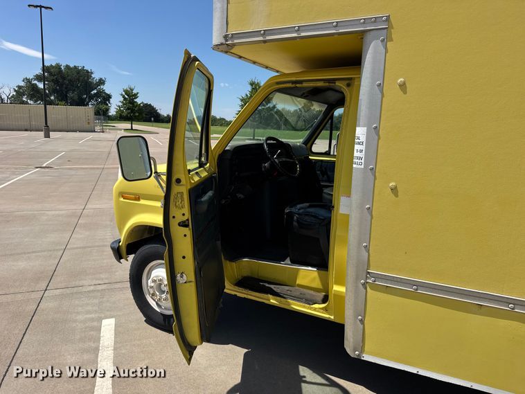 image for item EW4951 1990 Ford E350 box truck