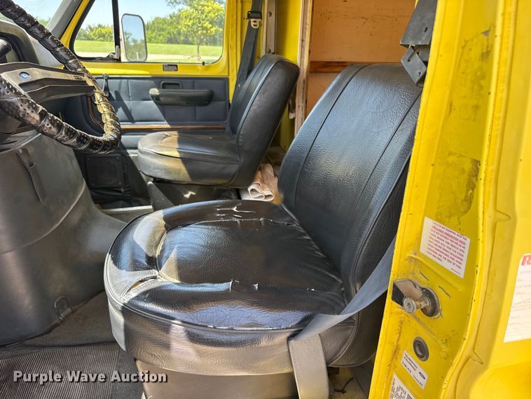 image for item EW4951 1990 Ford E350 box truck