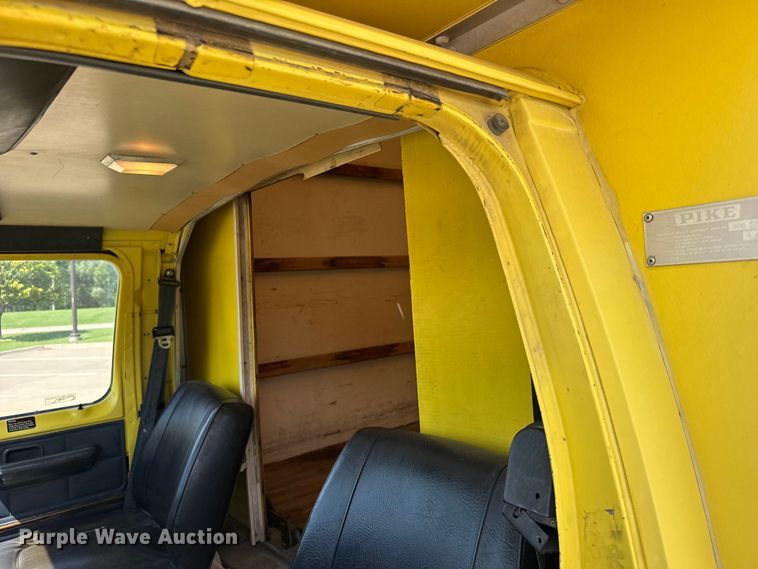 image for item EW4951 1990 Ford E350 box truck