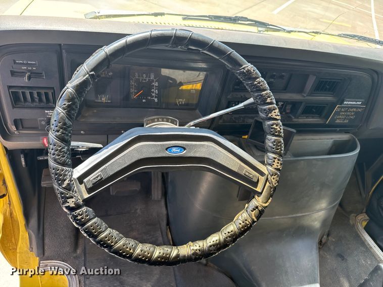 image for item EW4951 1990 Ford E350 box truck