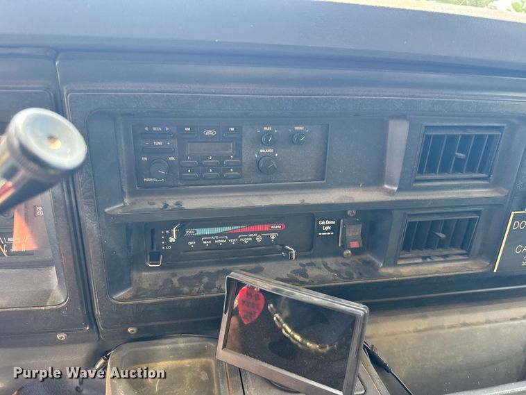 image for item EW4951 1990 Ford E350 box truck