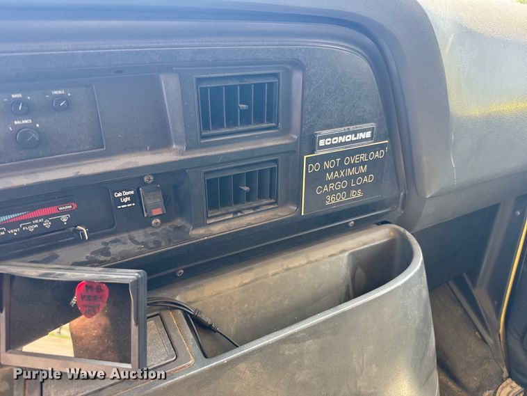image for item EW4951 1990 Ford E350 box truck