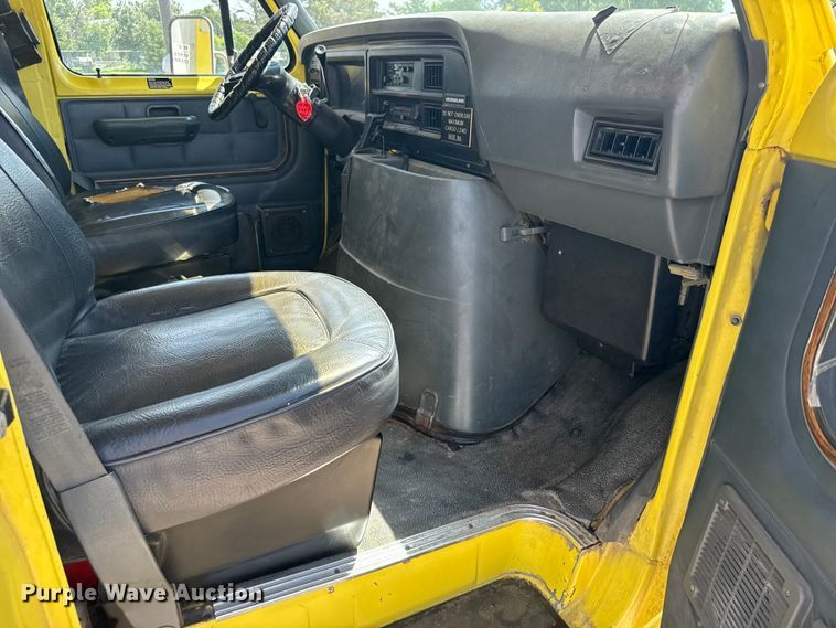 image for item EW4951 1990 Ford E350 box truck