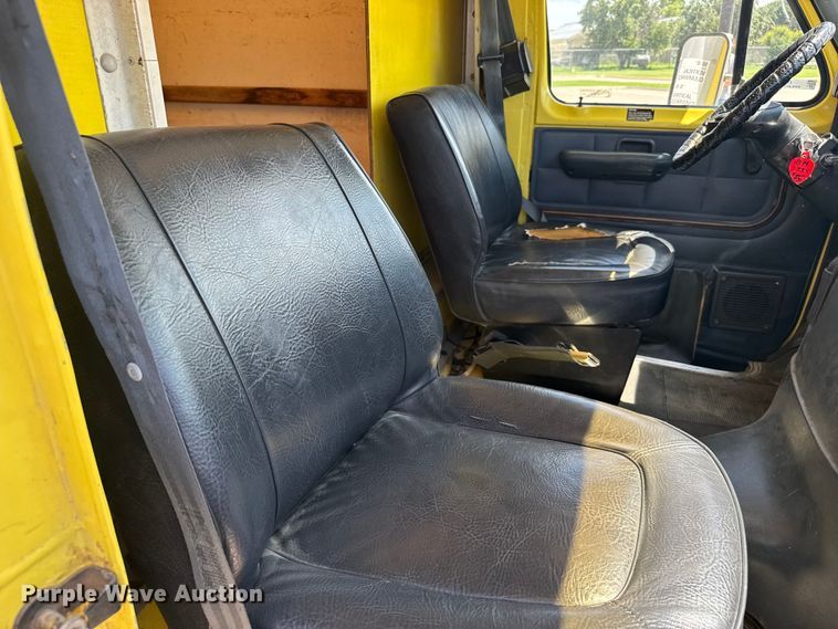 image for item EW4951 1990 Ford E350 box truck