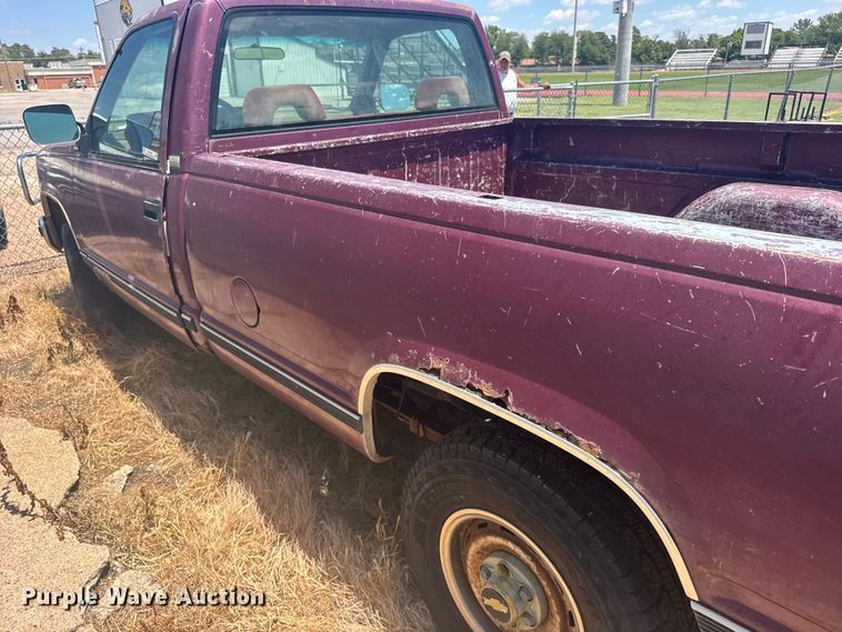 image for item EW4960 1993 Chevrolet K2500 pickup truck
